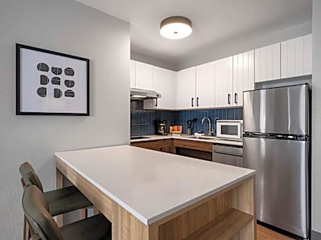 Queen Suite - Non-Smoking