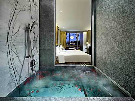 Deluxe King Room with Garden View