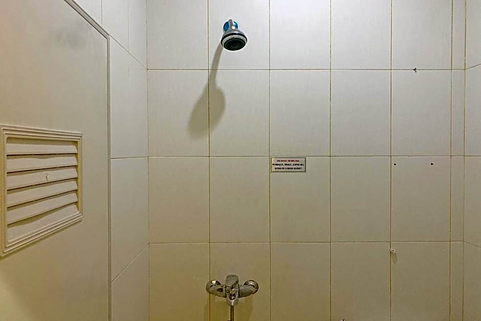 RedDoorz Syariah near Jam Gadang Bukittinggi 2