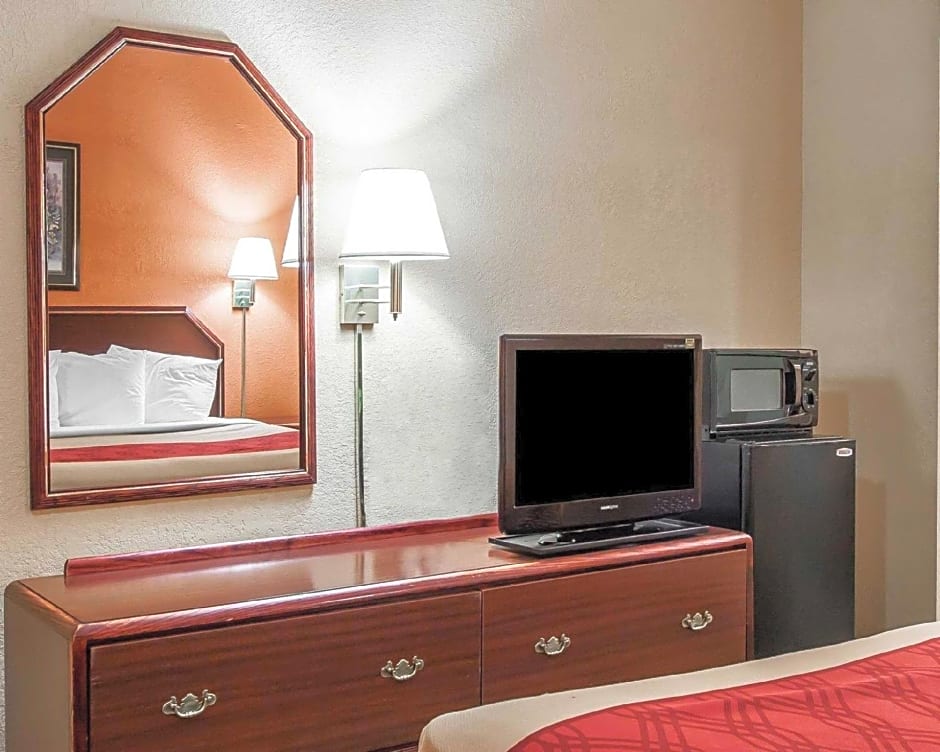 Econo Lodge Northport near University
