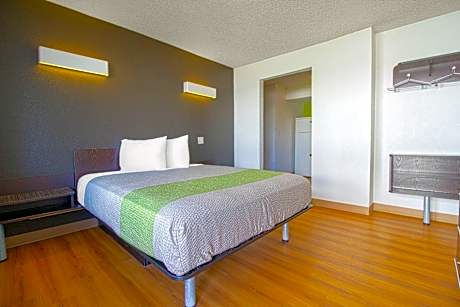 2 Queen Beds Smoking with Kitchenette