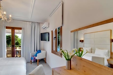  Family Junior Suite with Balcony and Sea View 