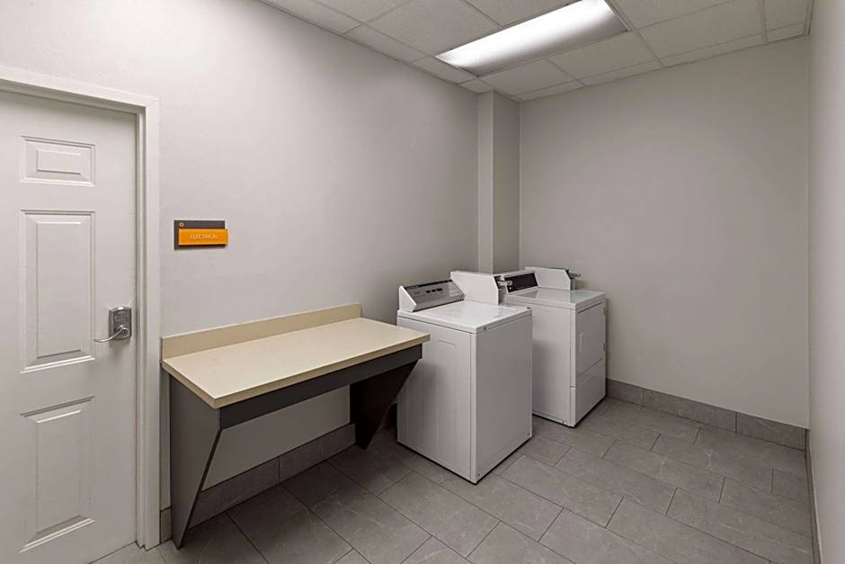 La Quinta Inn & Suites by Wyndham Angleton