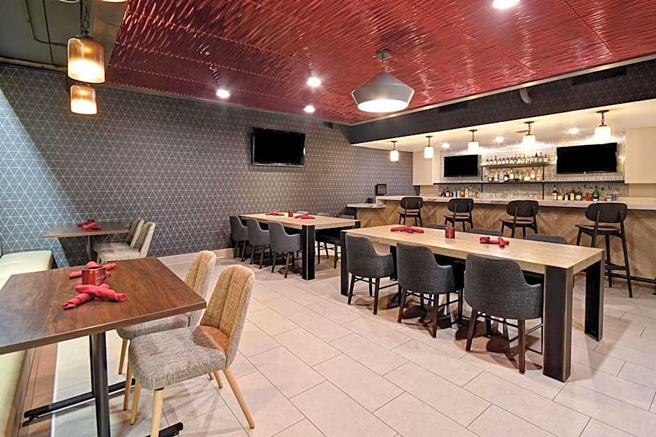 DoubleTree by Hilton St. Louis-Airport