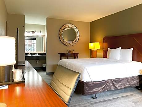 Deluxe Queen Room