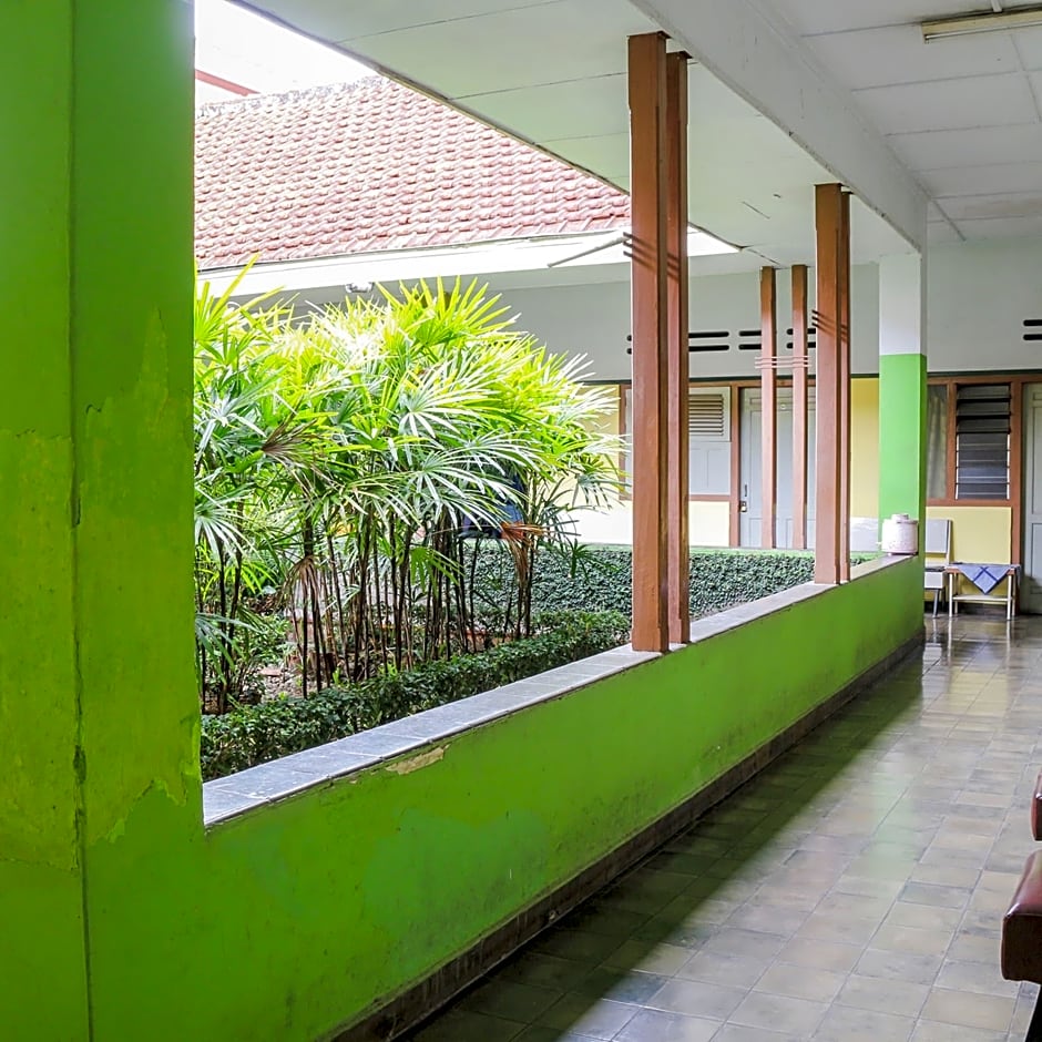 Spot On 1708 Hotel Budi Famili 1