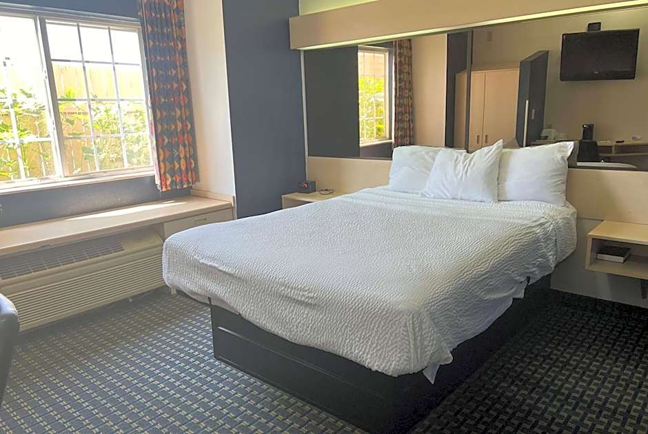 Days Inn & Suites by Wyndham Hutchinson