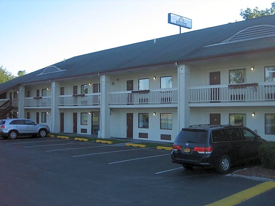 Days Inn by Wyndham Queensbury/Lake George