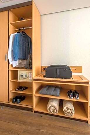 LUXURY TRIPLE - 3 SINGLE BEDS