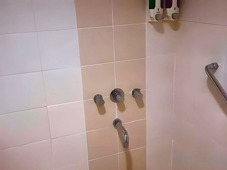 Amaris Hotel Season City