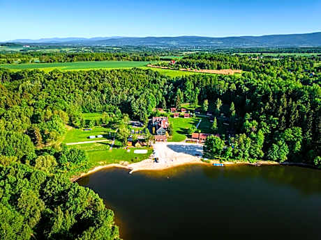 Złoty Potok Resort OFERTA LATO 2026 Domki nad Jeziorem Złotnickim Prywatna Plaża Camping Pokoje tuż przy Lesie oraz Restauracja