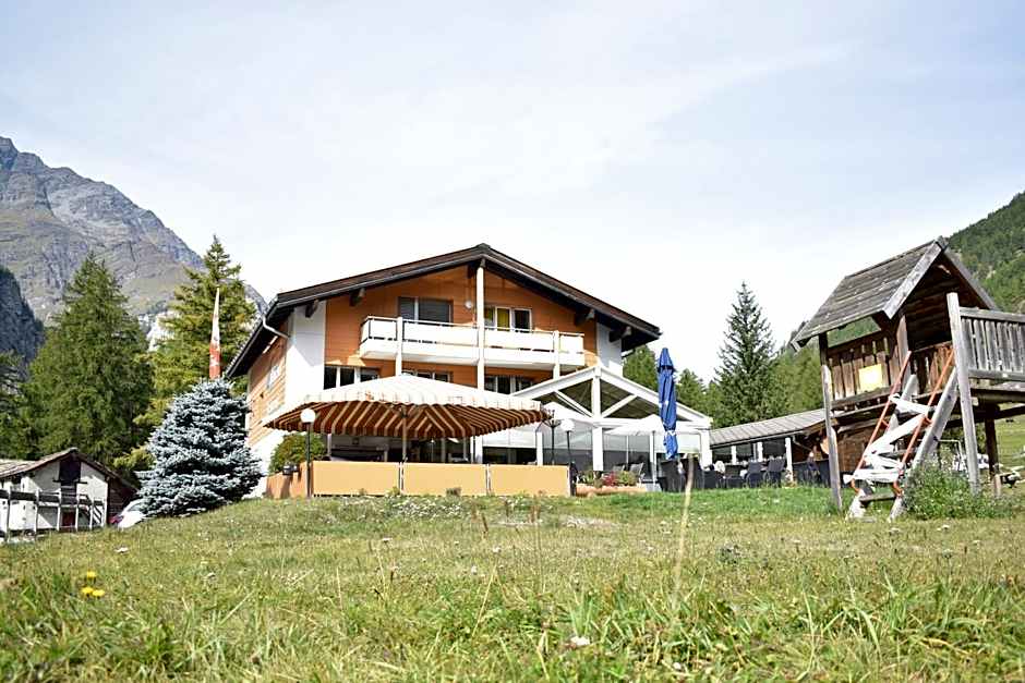 Restaurant & Hostel Hole in One