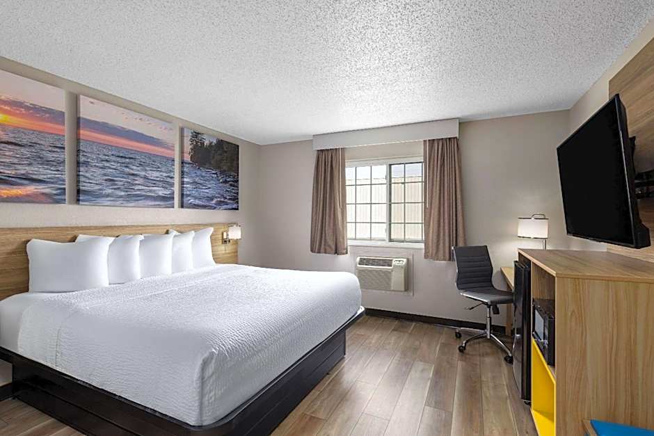 Photo 1 of 6 of 1 Queen Bed, 2nd Floor