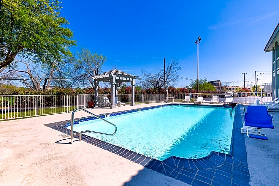 Motel 6 Dallas Market Center
