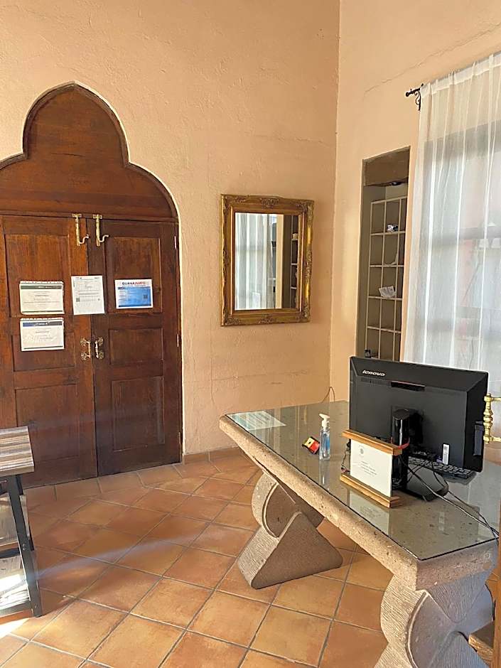 HOTEL ANA CATALINA & SUITES