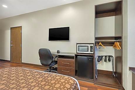 Queen Room with mobility Accessible Tub