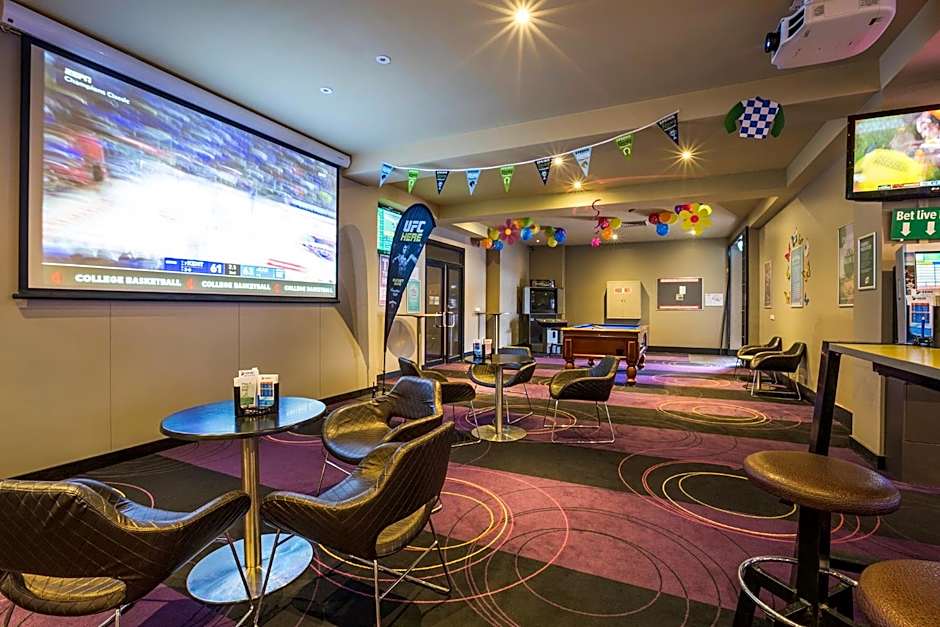 Nightcap at Glengala Hotel