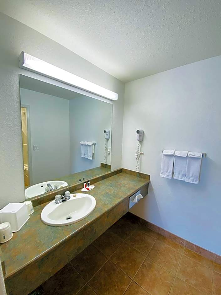 Super 8 by Wyndham 100 Mile House