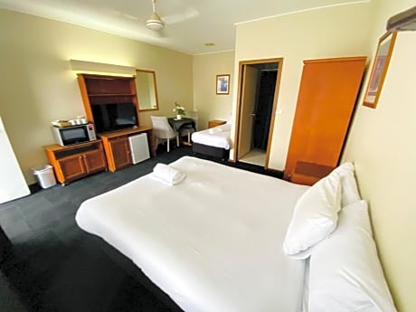 Triple Room with 1 Queen Bed and 1 Single Bed