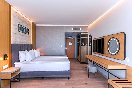 Deluxe Double Room with Side Sea View