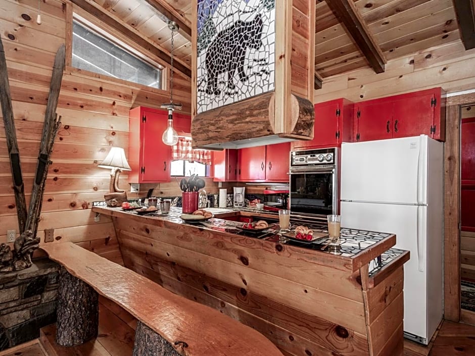 Three Bears, 7 Bedrooms, Deck, Fireplace, Midtown, Grill, Sleeps 22