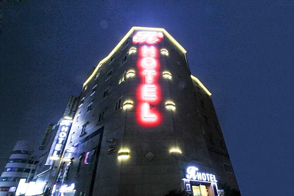 H  Hotel