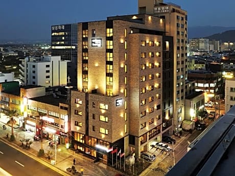 Urban Island Hotel
