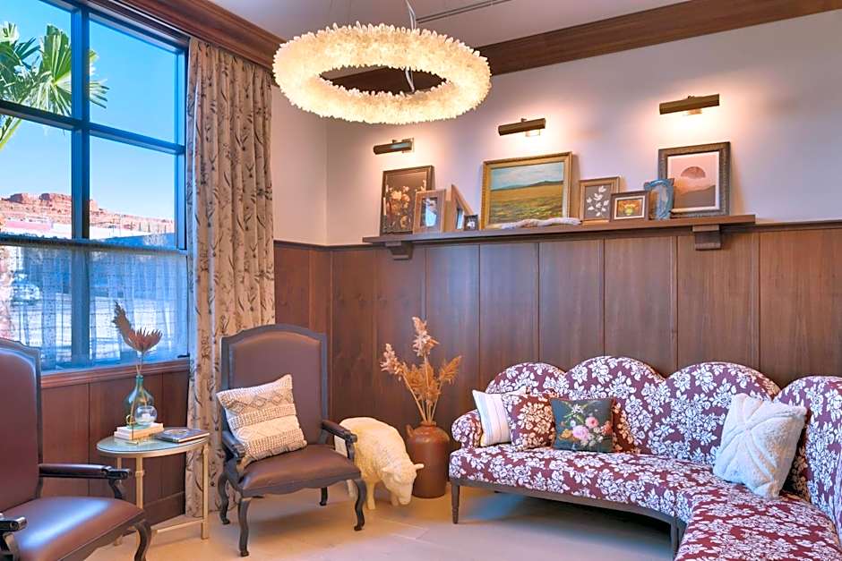 THE ADVENIRE, AUTOGRAPH COLLECTION