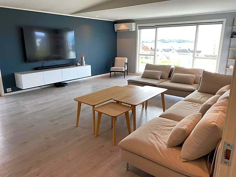 Landlig enebolig med utsikt