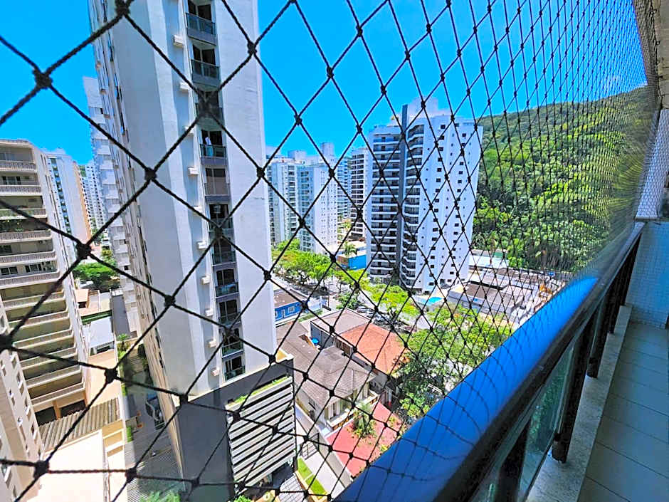 Lindo Flat Capitania Varam , WI FI , 2 aparelhos de ar condicionado , serviço de praia , enorme sacada com vista ao mar e telas de proteção para as crianças , 3 piscinas
