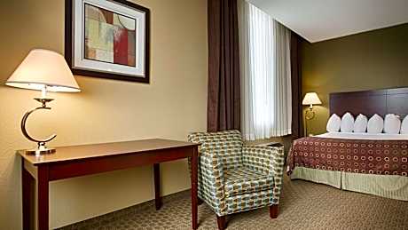 King Room with Roll-In Shower - Mobility Access