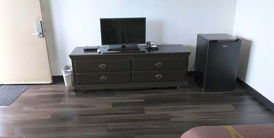 Super 8 by Wyndham Millbury/Toledo