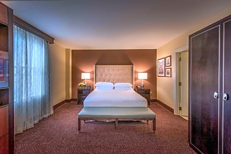  1 KING RIVERVIEW SUITE - EXECUTIVE LOUNGE ACCESS W/ CONT BREAKFAST - COMP HI SPEED-SERENITY BED-LUXURY LINENS -