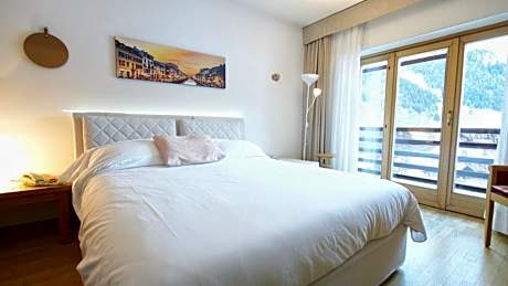 Two-Bedroom Apartment with Mountain View