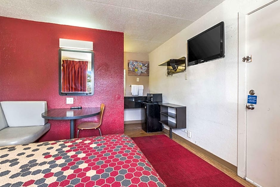 Econo Lodge Inn & Suites – Terre Haute, IN