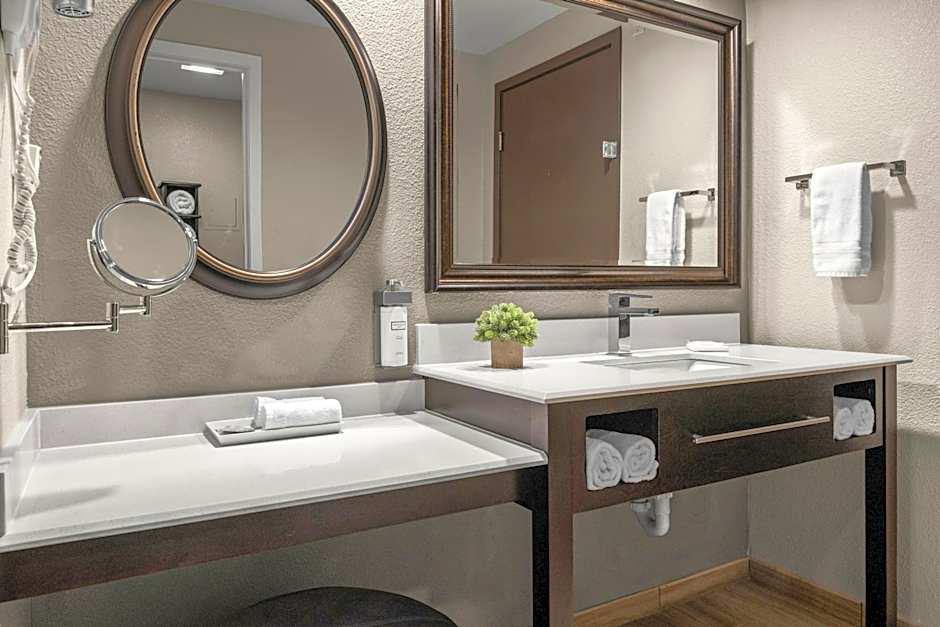 Yosemite Southgate Hotel & Suites