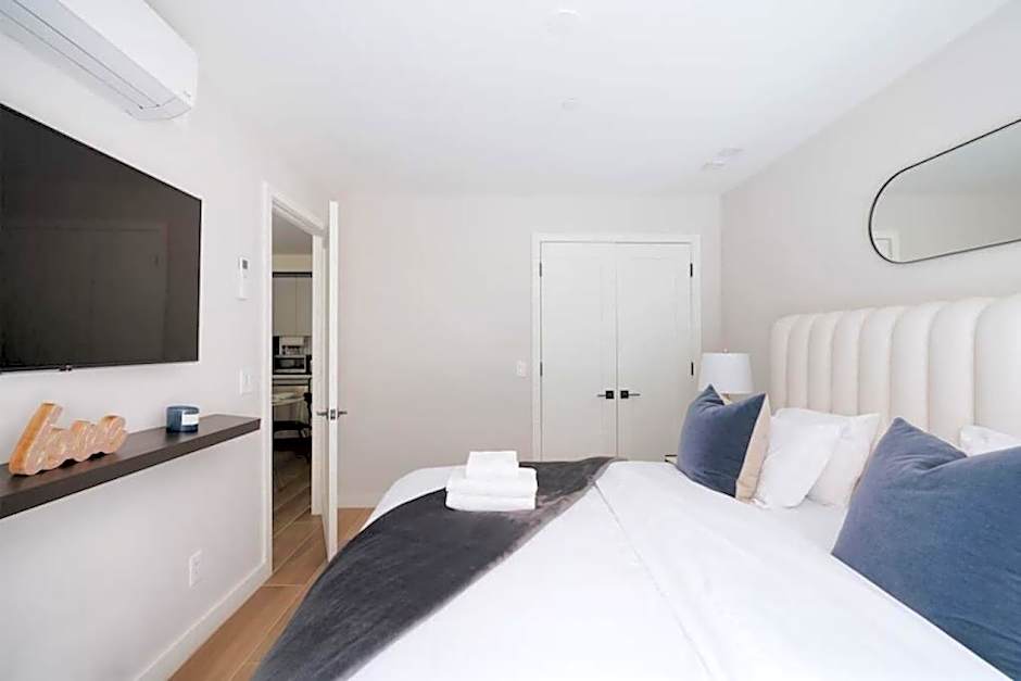 Massive 1BR w Private Patio in Upper East Side