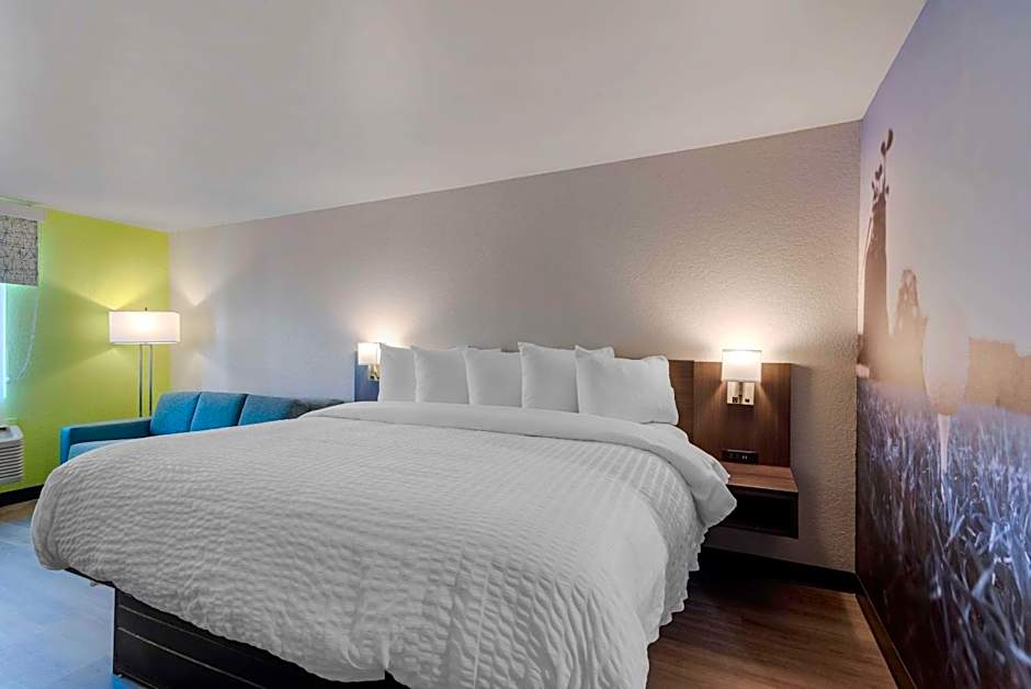 Clarion Pointe McDonough