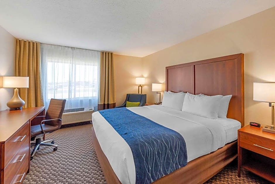 Comfort Inn & Suites near Route 66 Award Winning Gold Hotel 2021