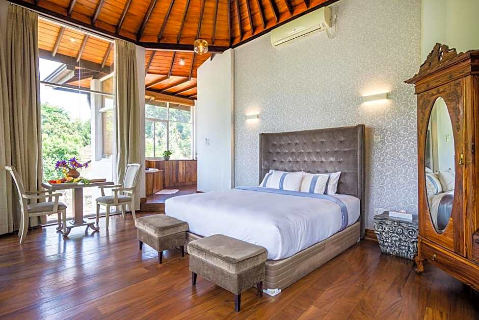 Photo 1 of 29 of 1 King Bed Suite, Lake View, Balcony