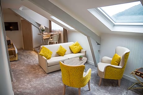 Suite-1 King Bed, Non-Smoking, Family Room, Sofabed