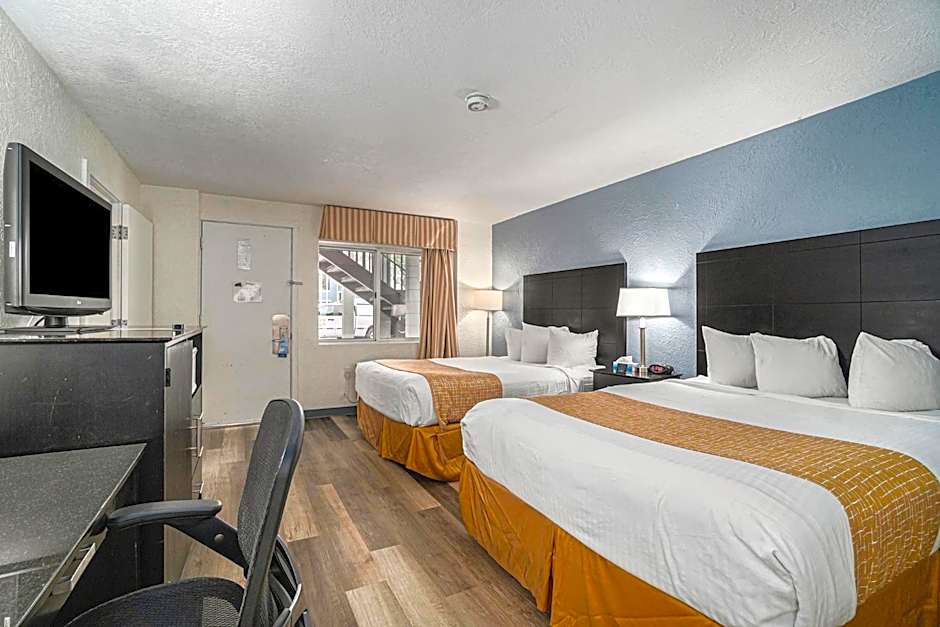 Travelodge by Wyndham Traverse City MI 