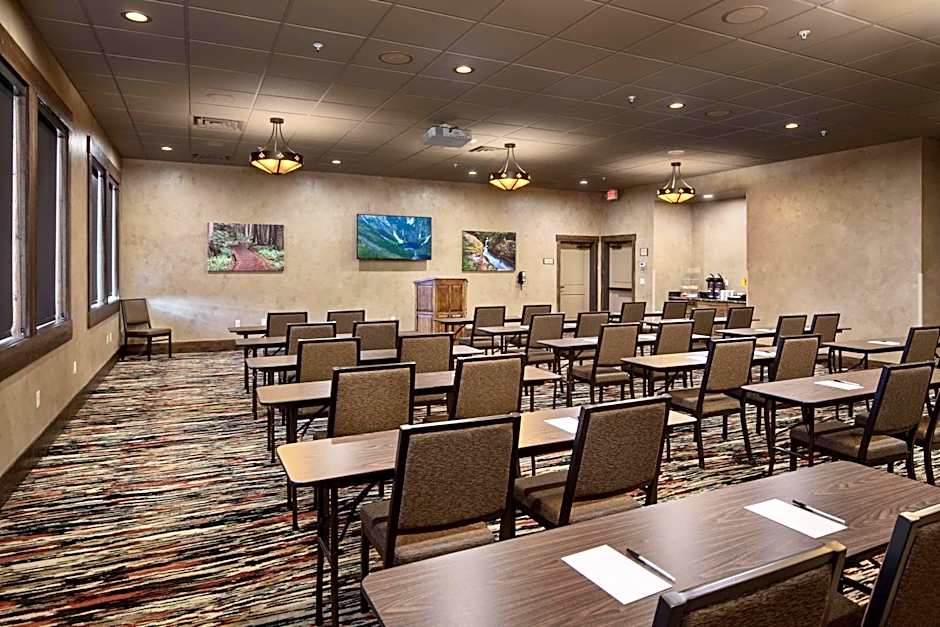 Glacier International Lodge