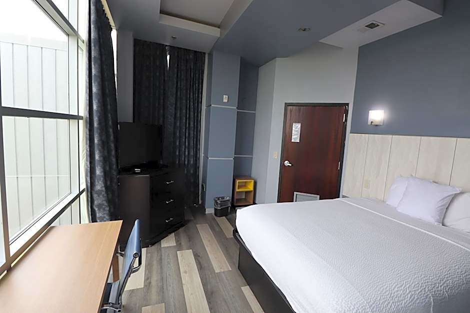 Days Inn & Suites by Wyndham Milwaukee