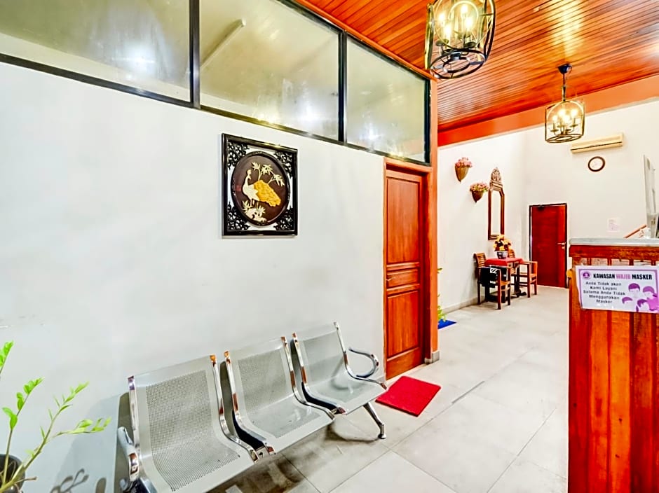 Vaccinated Staff - OYO 90048 Teratai Bekasi Guesthouse