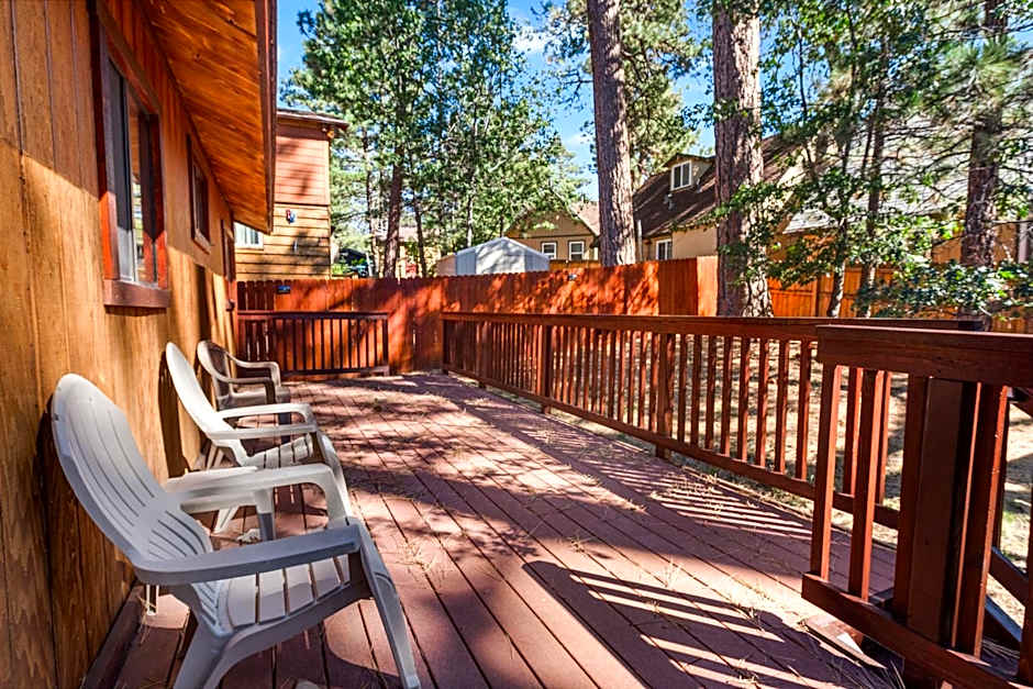 The Cuddle Inn - True feeling of a great cabin! Beautiful and homey! Walking distance to the lake!