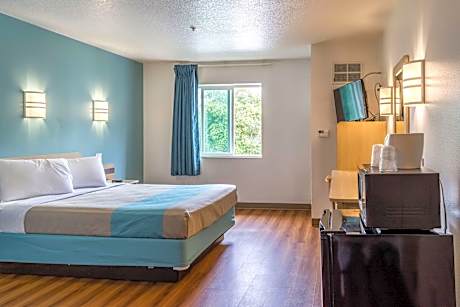 Queen Room - Disability Access - Roll in Shower