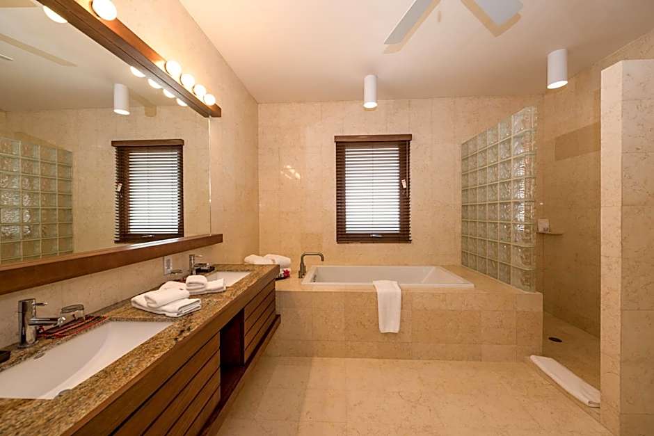 Las Verandas Hotel & Villas