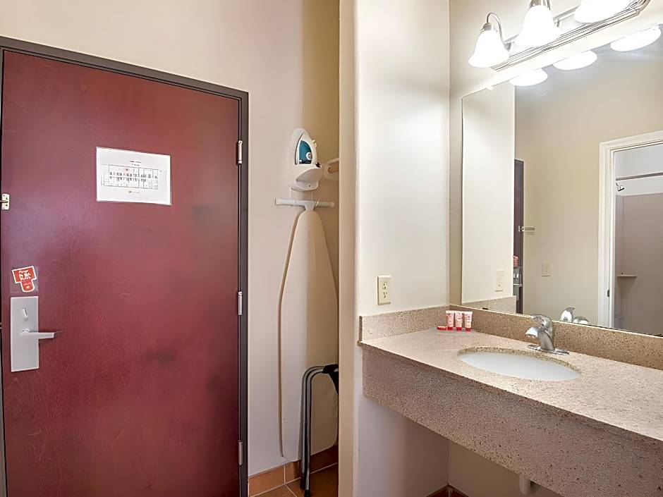 OYO Townhouse Clute Lake Jackson