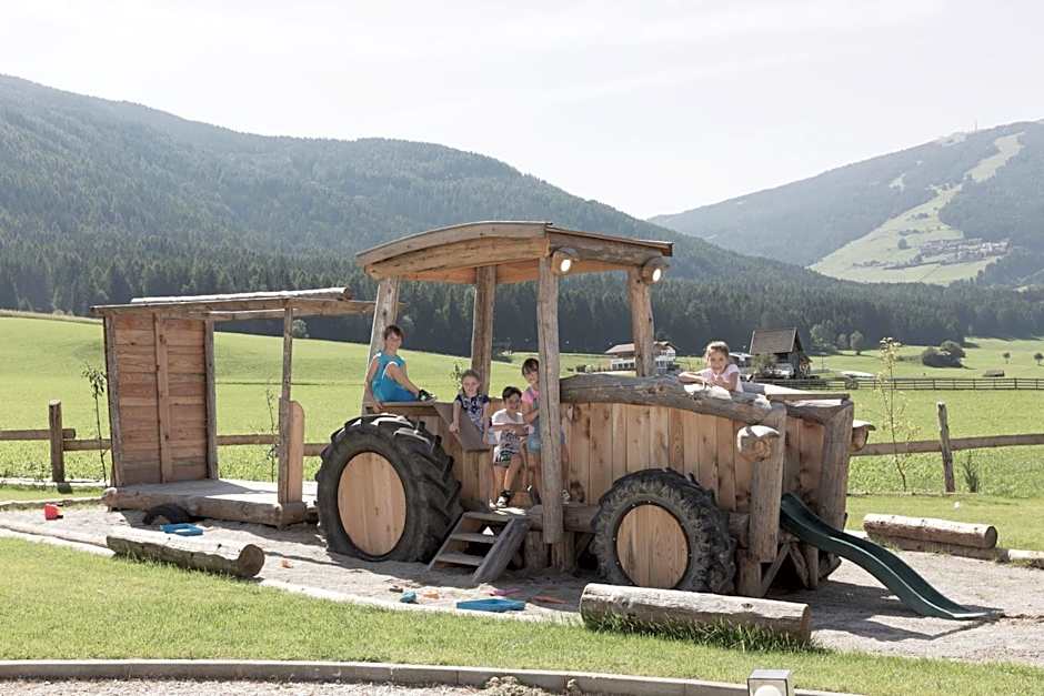 Aparthotel Familiaris - Family Apartments - Pools & Spa in Dolomites